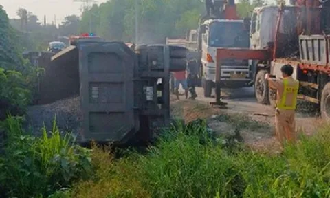 Vệt phanh 50m tại hiện trường vụ xe đầu kéo lật đè ô tô con làm tài xế tử vong