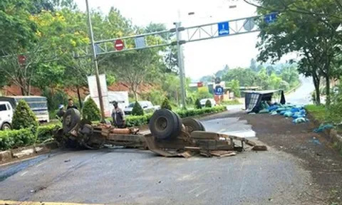 Xe tải chở 2 người lật ngửa trên quốc lộ, biến dạng hoàn toàn