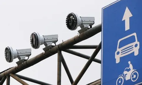 Hà Nội: Dàn camera AI nháy sáng liên tục vào buổi tối trên đường Võ Chí Công