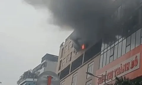 Cháy chung cư ở Hà Nội, lửa bốc ngùn ngụt tại tầng 6
