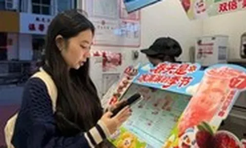 Du học, du lịch, buôn bán xuyên biên giới: Bỏ dần thói quen xài tiền mặt