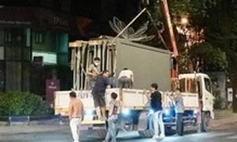 Một số doanh nghiệp gỡ bảng quảng cáo án ngữ vỉa hè