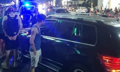 Ô tô Mercedes đâm liên hoàn 2 xe khác trong khu đô thị Hà Nội