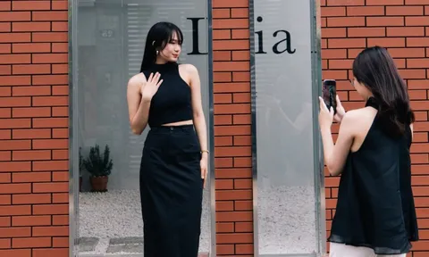 Khách vào quán cà phê thay 10 bộ đồ chụp ảnh