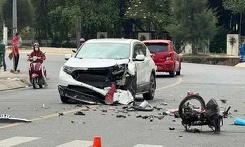 Xe máy rớt bánh sau va chạm với ô tô, một người tử vong tại chỗ
