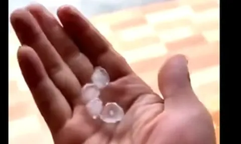 Clip: Đang nắng như đổ lửa, Đà Nẵng bất ngờ hứng mưa đá