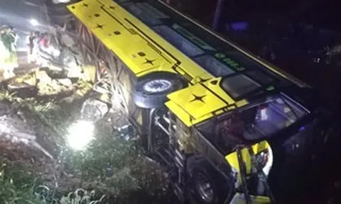 Xe khách lật trên Quốc lộ 14, nhiều người hoảng loạn