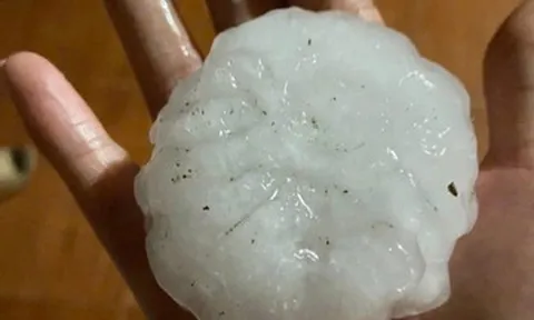 Mưa đá to như nắm tay trút ầm ầm xuống Bắc Hà