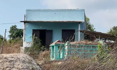 Phát hiện thi thể người đàn ông phân hủy mạnh trước cửa nhà