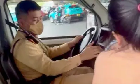 Phát hiện bé 3 tuổi co giật, CSGT Hà Nội lập tức dùng xe chuyên dụng đưa đi cấp cứu