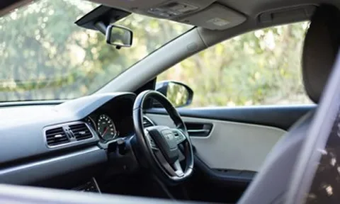 Bé gái hơn 2 tuổi tử vong sau khi bị bỏ quên trong ô tô