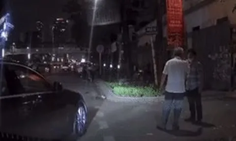 Công an vào cuộc vụ người đàn ông lái Mercedes chặn ô tô, đánh tài xế ở Hà Nội