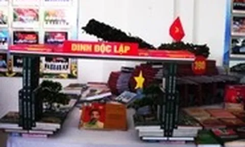 Bộ đội tạo hình dinh Độc Lập, xe tăng 390, khí tài chiến đấu từ sách