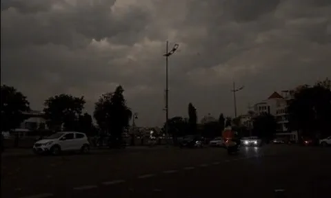 Hình ảnh trời đột nhiên tối sầm giữa buổi sáng, ô tô phải bật đèn pha