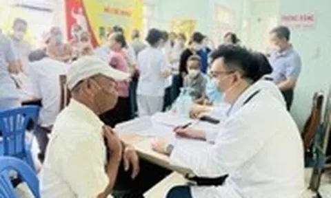 Hơn 100 bệnh viện ở TP.HCM về trạm y tế khám sức khỏe miễn phí, người dân hào hứng xếp hàng từ sớm