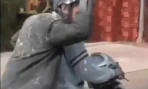 CSGT xử lý 30 thanh thiếu niên tụ tập chạy xe dàn hàng ngang, ném bột trên phố