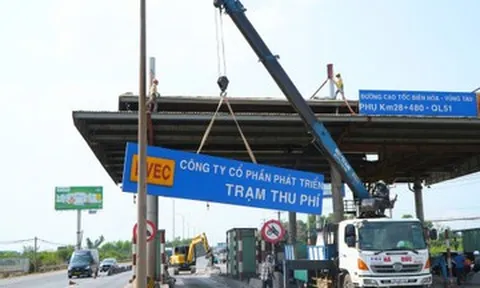 Đang tháo dỡ trạm thu phí trên quốc lộ nối Đồng Nai với TPHCM