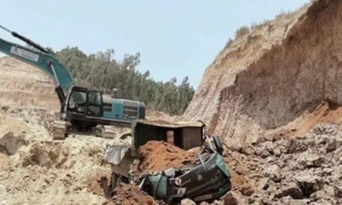 Sạt lở mỏ đất ở Gia Lai, một tài xế tử vong