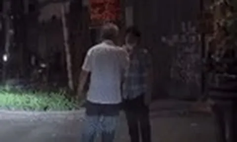 Tạm giữ người đàn ông lái Mercedes chặn ô tô, đánh tài xế sau va chạm ở Hà Nội