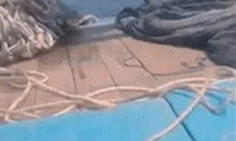 Thuyền trưởng kể lại 30 phút sinh tử khi 10 người trôi dạt trên biển