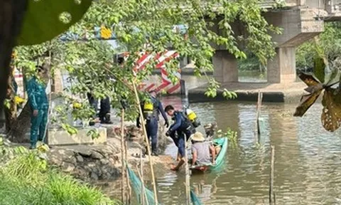 TPHCM: Tìm kiếm tài xế xe ôm nghi nhảy cầu Xáng tự tử