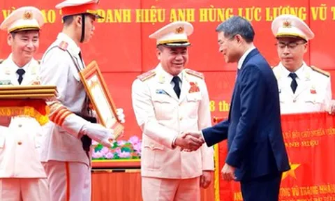 Trung tướng Nguyễn Thanh Tùng đón nhận danh hiệu Anh hùng Lực lượng vũ trang nhân dân