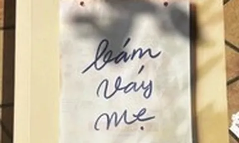 Bám váy mẹ: Bám và buông trong thế giới bé mọn này