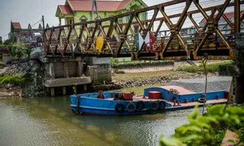 Cầu ở Ninh Bình bị cấm lưu thông, người dân nói lý do vẫn liều mình trèo rào vượt qua