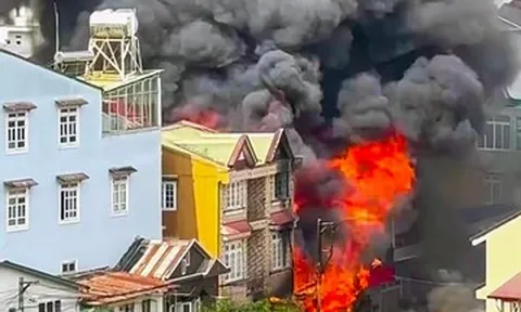 Khói lửa bốc cao hàng chục mét, bao trùm ngôi nhà ở Đà Lạt