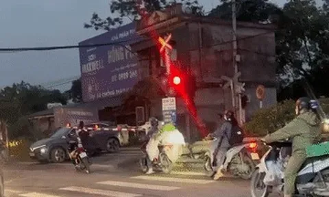 Ô tô bị tàu hoả tông ở Hà Nội, nam tài xế hoảng loạn bỏ xe tháo chạy