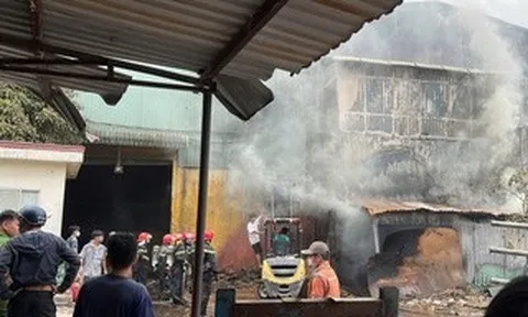 Cháy lớn ở TPHCM, khói đen cuồn cuộn kèm tiếng nổ