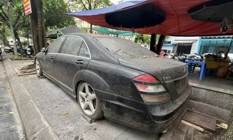 Thông tin bất ngờ về chiếc Mercedes bị ‘bỏ quên’ 10 năm trên vỉa hè Hà Nội