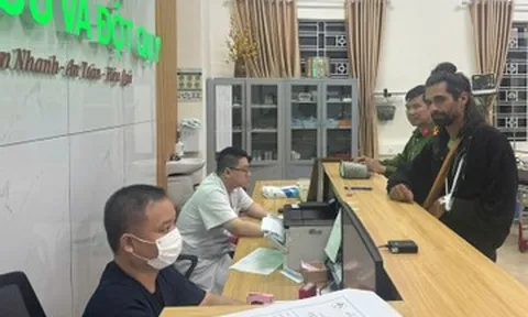 Vượt 100km trong đêm, công an đưa du khách nước ngoài đi cấp cứu