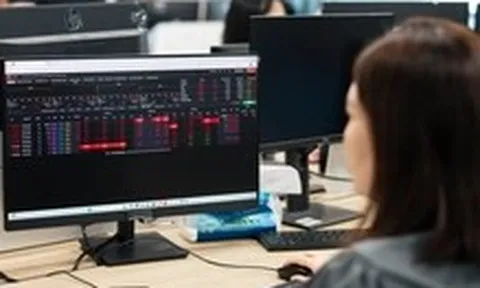 Chứng khoán gây bất ngờ 15 phút cuối phiên, cổ phiếu ngân hàng nhuộm đỏ