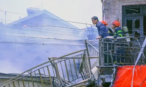 Đại uý công an rơi xuống đất khi dập lửa tại ngôi nhà cháy dữ dội