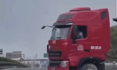 Xe đầu kéo quay đầu, chắn ngang cao tốc TPHCM - Long Thành - Dầu Giây