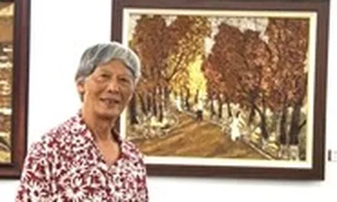 Người đàn ông hơn 60 năm nhặt lá rụng, vỏ hành để 'vẽ' tranh