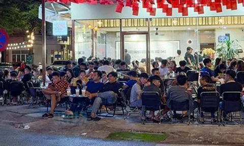 TPHCM: Hàng loạt quán ăn chiếm vỉa hè, lòng đường suốt thời gian dài