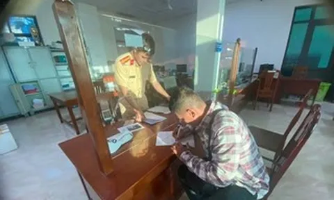 CSGT hỗ trợ tiền giúp người vi phạm nộp phạt