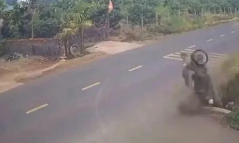 Đình chỉ thiếu tá CSGT để điều tra vụ tai nạn khiến nam sinh lớp 12 tử vong