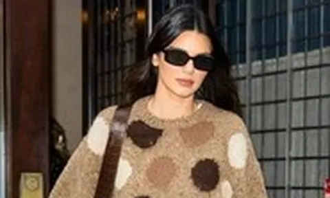 Muốn chân dài như siêu mẫu? 7 kiểu giày nên phối cùng quần jeans ống loe