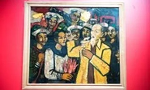 Xem tranh sơn mài về 'Quê hương và người chiến sĩ' dịp kỷ niệm 30-4