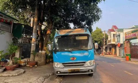 Xe khách 29 chỗ được di dời sau 7 tháng đậu trước nhà dân
