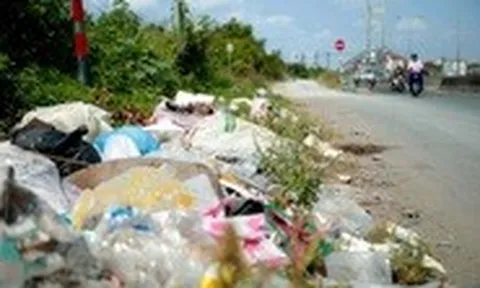 Rác thải nằm rải rác dọc tuyến đường Võ Chí Công ở TP.HCM