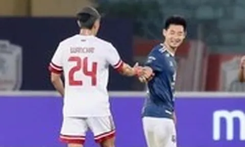 Cầu thủ Campuchia và Thái Lan nắm tay nhau sau trận đấu trên sân Hàng Đẫy