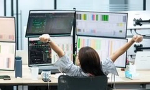 Cổ phiếu ngân hàng nổi sóng, VIC và VCB kéo VN-Index tăng hơn 13 điểm