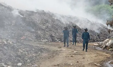 ‘Núi rác’ cháy âm ỉ suốt 10 ngày, mùi hôi và khói trắng đục lan vào khu dân cư