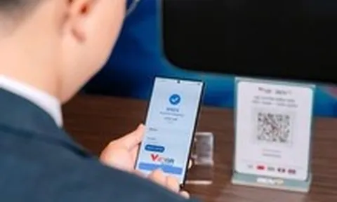 Du khách Hàn Quốc dễ dàng quét mã QR để thanh toán tại Việt Nam