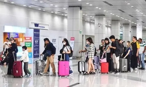 Giá nhiên liệu bay vượt 200 USD/thùng, tăng phụ thu giá vé máy bay?