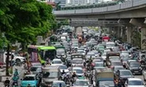 Người dân ùn ùn rời Hà Nội nghỉ lễ, dòng xe nhích từng mét ở cửa ngõ